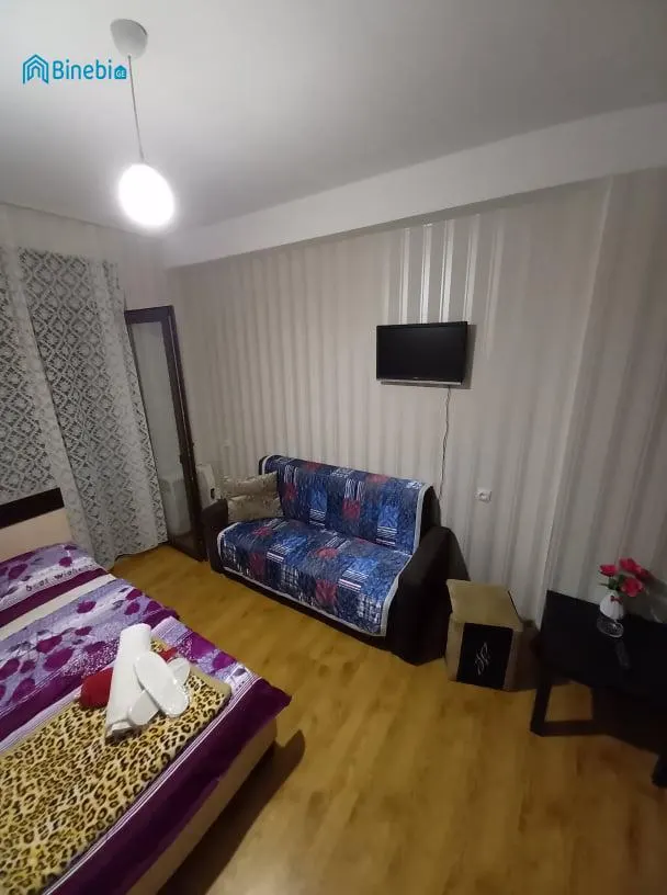 ქირავდება დღიურად 2 ოთახიანი ბინა
