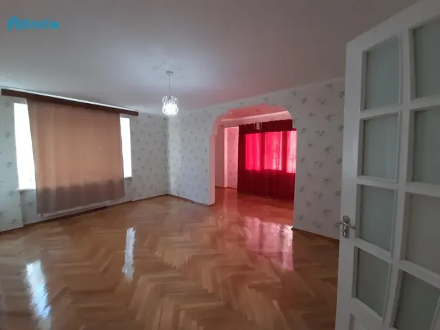 ქირავდება დღიურად 2 ოთახიანი ბინა